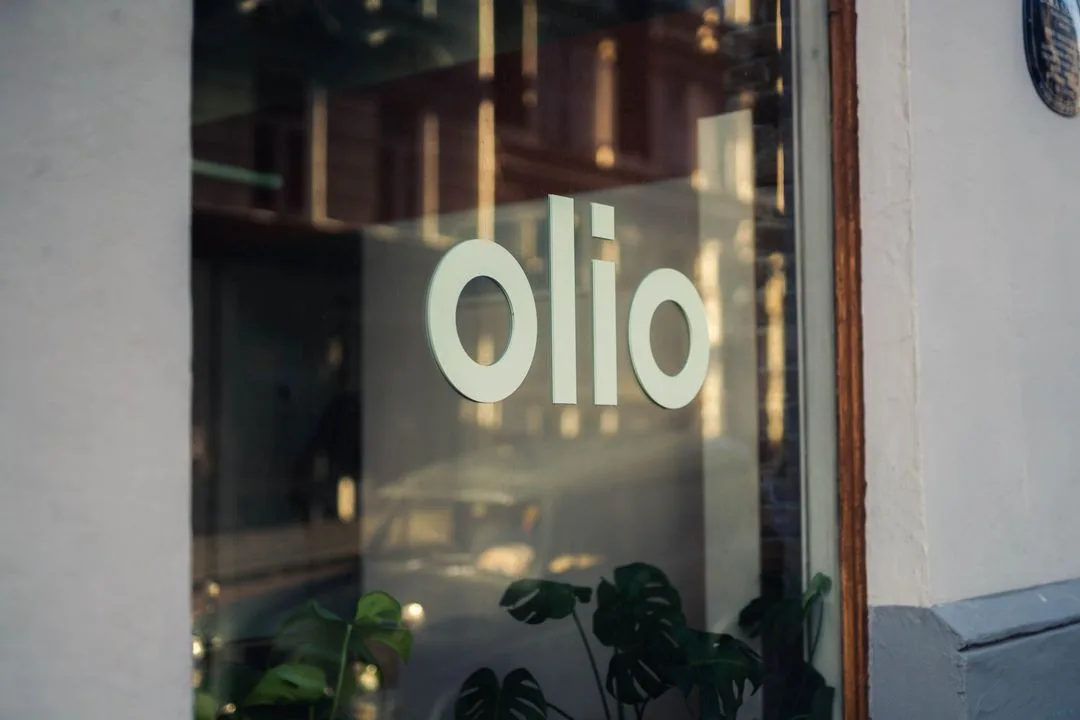 Olio-logo i klinikkvindu