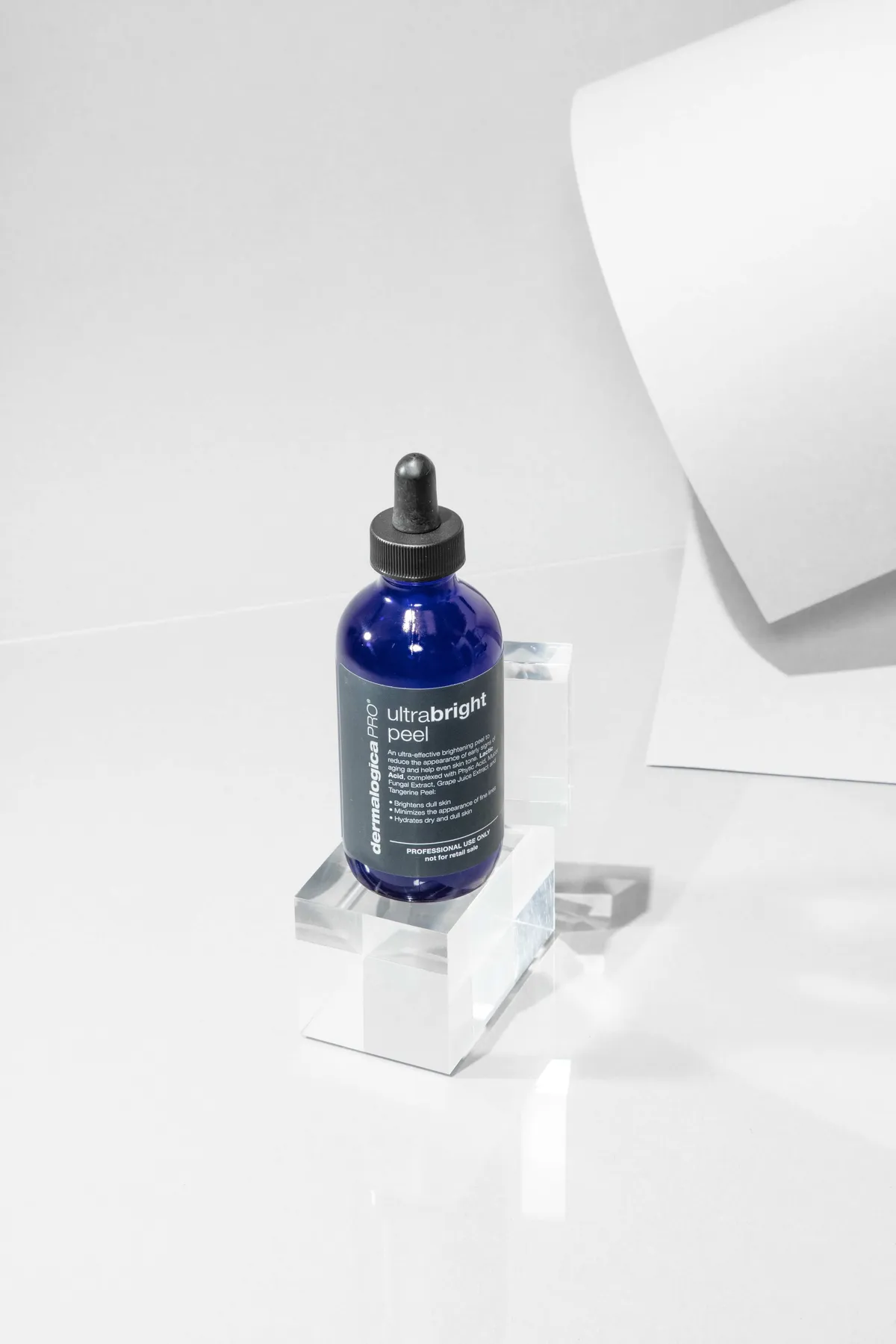 Dermalogica Pro UltraBright Peel på en glasskloss